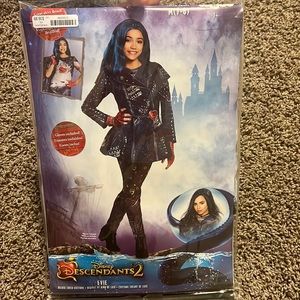 Descendants 2 “Evie” costume size 7/8 includes Evie blue wig.